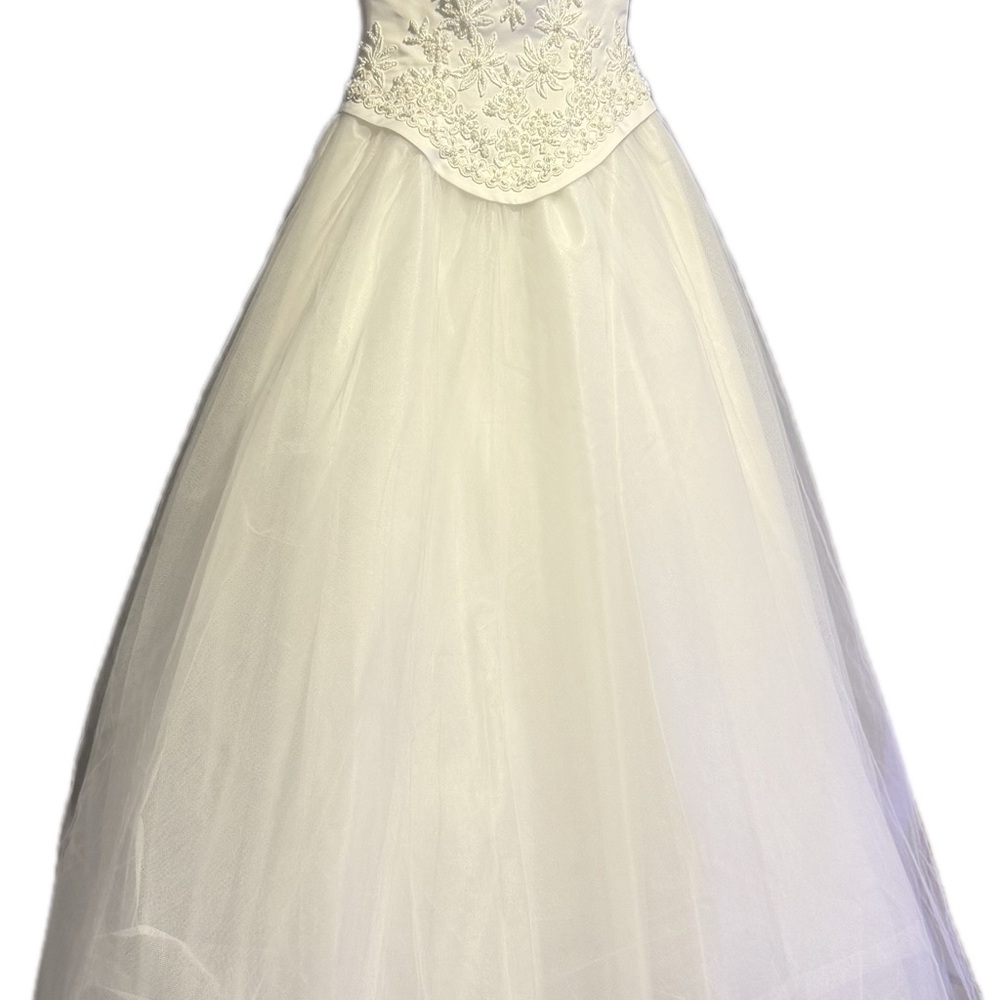 Vintage, White Sleeveless Wedding Gown with beaded bodice and full tulle skirt - Picture 3 of 16